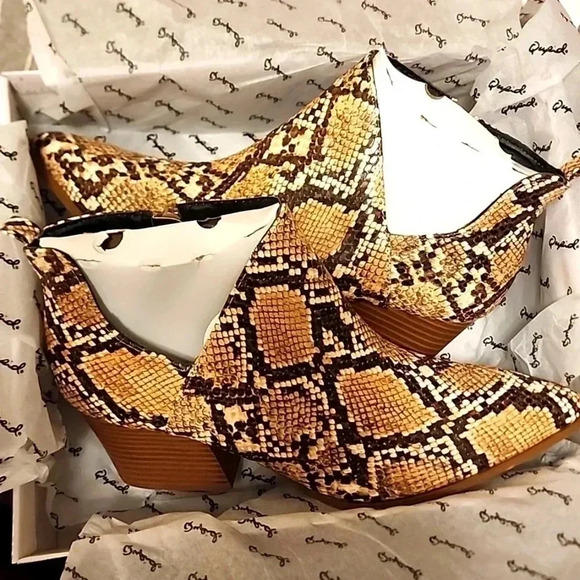 Qupid Shoes - Qupid Snakeskin Booties - size 8 - NWT (in box) 🐍